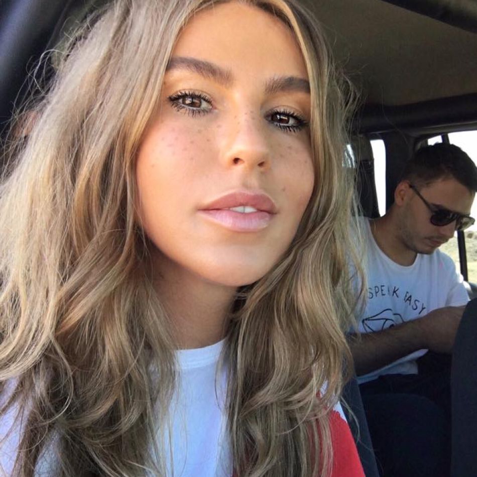 Cine este iubitul misterios al Corinei Bud? După un divorț dureros, artista și-a găsit liniștea în brațele unui om de afaceri