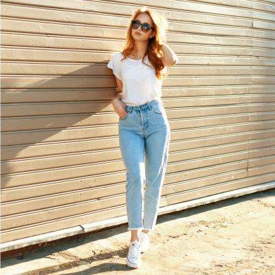 Jeansii Mom fit impart trendurile actuale cu blugii boyfriend