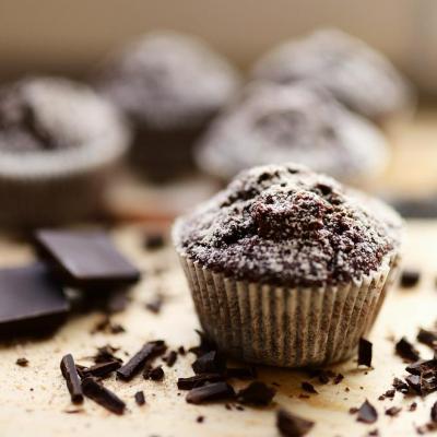 Rețeta delicioasă de brioșe cu ciocolată a Ilincăi Vandici. Băiețelul ei, Zian, o ajută să pregătească acest desert savuros!