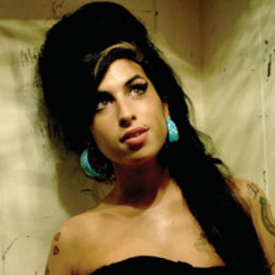Amy Winehouse, statuia cu sanii goi