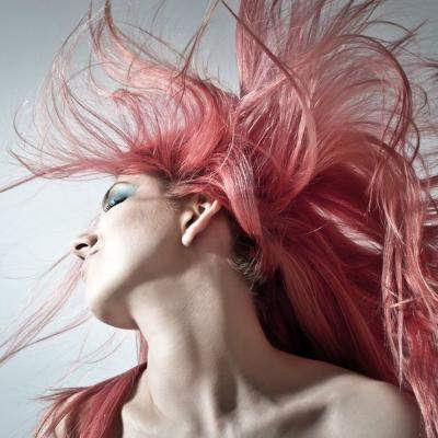 Ești pe fugă și nu știi cum să-ți aranjezi părul? Câteva idei de coafuri simple, rapide și de efect