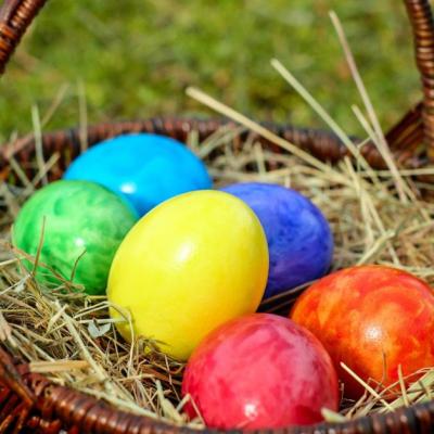 Cum să vopsești ouăle de Paște cu ingrediente naturale. 6 idei pentru culori diferite