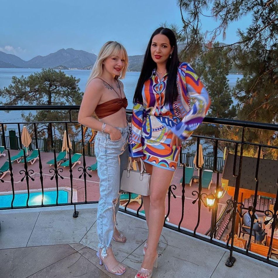 Reacția genială a Deei Maxer, atunci când a fost întrebată dacă va participa la nunta lui Dinu:  2.000 de euro cu contract...