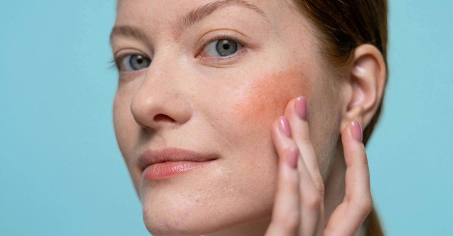 Machiaj fresh în 7 minute cu bază lejeră și blush fluid