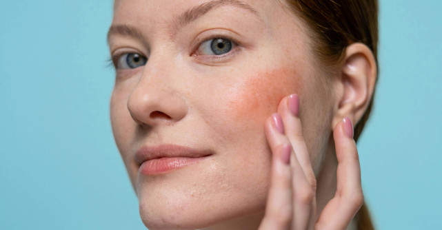 Machiaj fresh în 7 minute cu bază lejeră și blush fluid