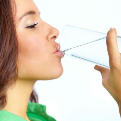 De ce este bine sa bem dimineata un pahar de apa calda pe stomacul gol?