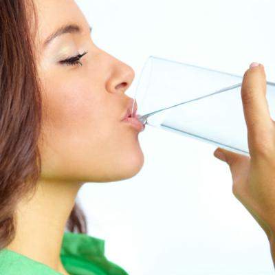 De ce este bine sa bem dimineata un pahar de apa calda pe stomacul gol?