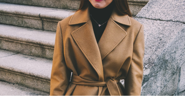 Se poartă gulerele cu rever cât mai mari: alege piese de aici