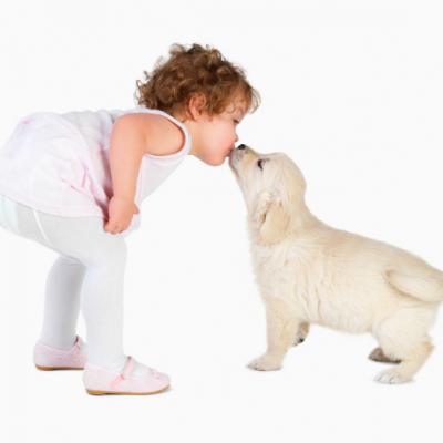 Video super emotionant: Ce face un catel cand intalneste un copil cu sindromul Down?