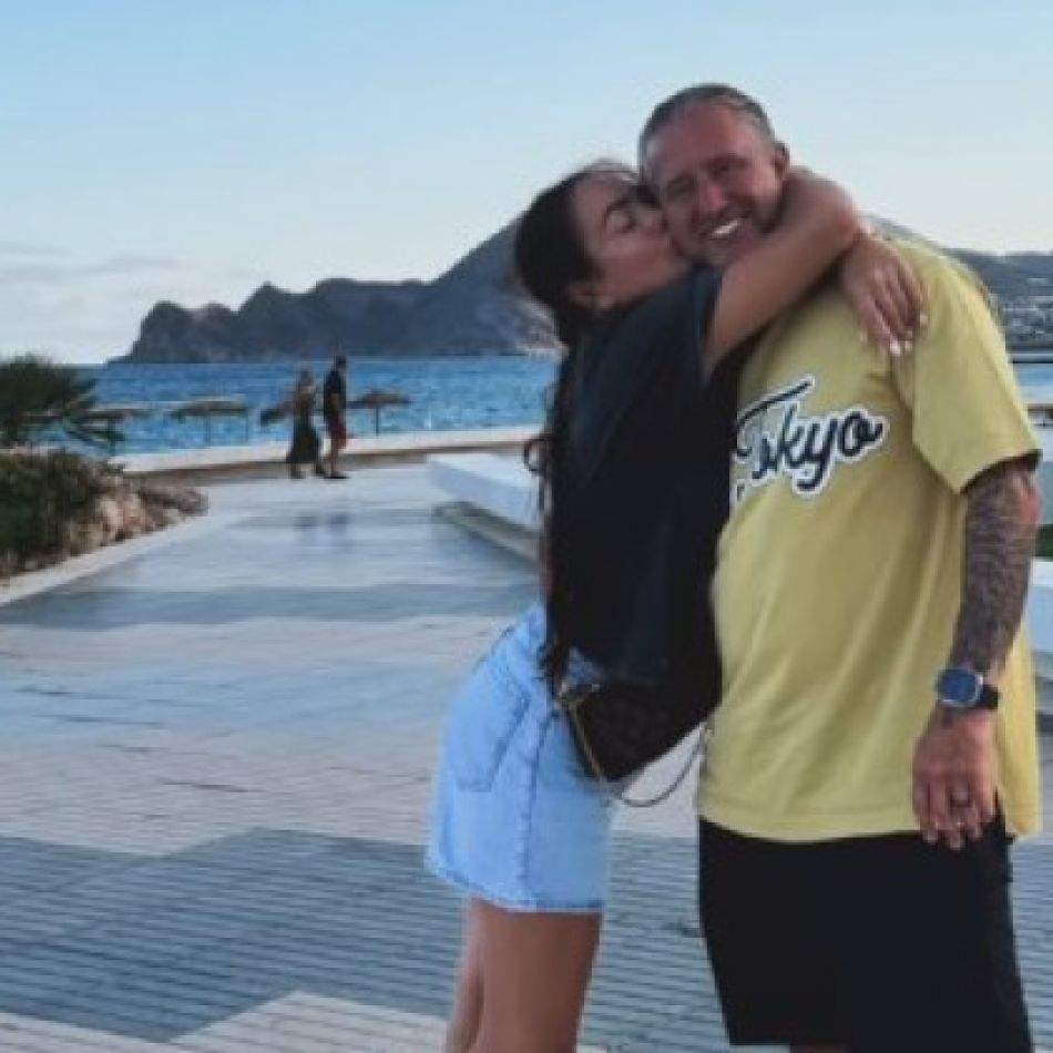 Laurențiu Reghecampf, fotografie de familie alături de Corina Caciuc și cei doi fii. Mesajul care a emoționat fanii