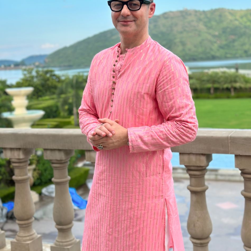 Adi Sînă și-a făcut bagajele și a plecat de acasă! Motivul pentru care artistul s-a mutat la hotel