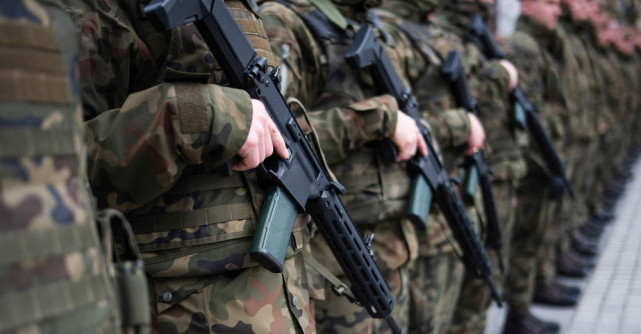 Parlamentul a aprobat dislocarea de forțe și echipamente militare americane în România. Dezbateri tensionate și proteste în plen