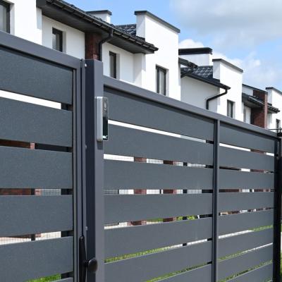 5 motive pentru care tabla de gard este mai practică decât lemnul