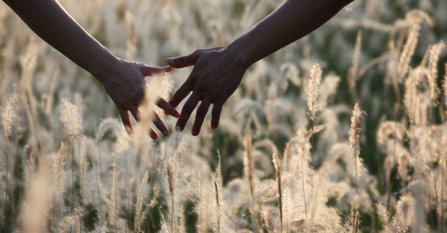 3 motive ascunse pentru care iti este frica sa te atasezi de partenerul tau