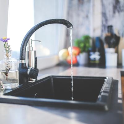 Doar aproximativ trei din zece români cred că apa de la robinet este sigură  pentru consumul întregii familii