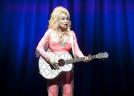 De ce dormea Dolly Parton machiată în fiecare noapte? Secretul ascuns timp de decenii din spatele perucilor voluminoase