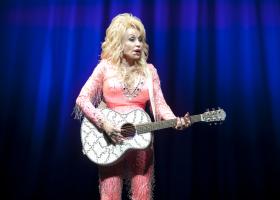De ce dormea Dolly Parton machiată în fiecare noapte? Secretul ascuns timp de decenii din spatele perucilor voluminoase