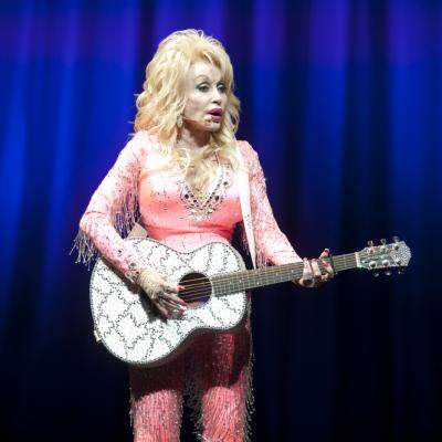De ce dormea Dolly Parton machiată în fiecare noapte? Secretul ascuns timp de decenii din spatele perucilor voluminoase