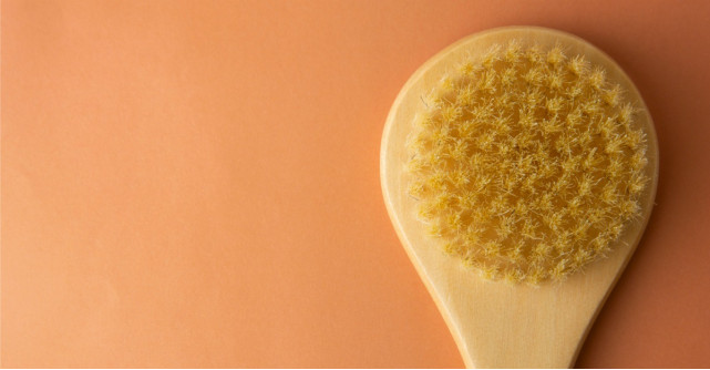 De ce periajul uscat al tenului ar trebui să facă parte din rutina ta de îngrijire