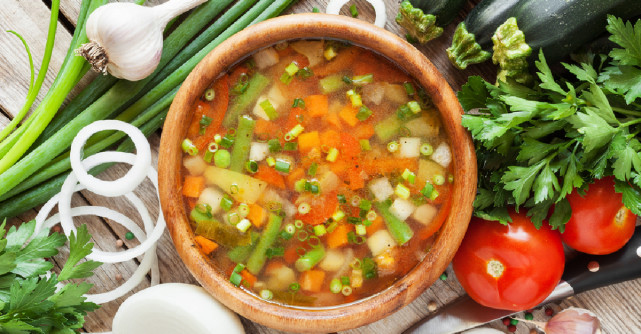 Câte calorii are ciorba de legume? Este recomandată la dietă?