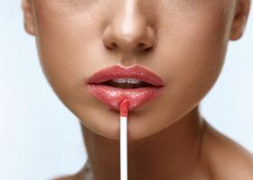 Buze moi si hidratate cu ajutorul unui balsam de buze!