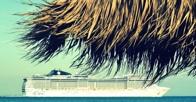 Cuplu swinger explică cum arată o zi tipică pe un vas de croazieră picantă