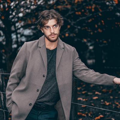 Upgrade de stil masculin: cum faci trecerea de la banal la smart-casual cu doar câteva ajustări simple