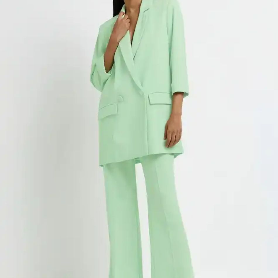 Culorile care nu trebuie să-ți lipsească din garderobă în 2024