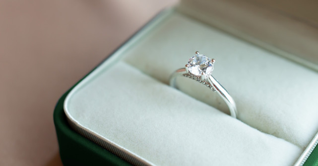 Cele mai bune prietene ale femeilor nu sunt diamantele, ci minciunile