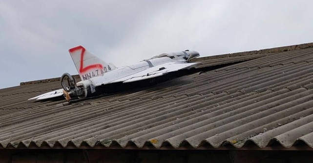 BREAKING NEWS! O dronă cu inscripția Z a căzut pe acoperișul unei case din Republica Moldova. Autoritățile au izolat zona