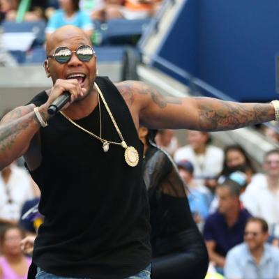 Emil Rengle, moment spectaculos alături de Flo Rida la UNTOLD 2026. Rapperul american i-a dat hainele sale și microfonul