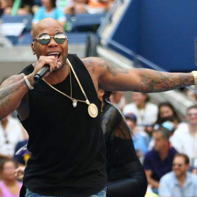 Emil Rengle, moment spectaculos alături de Flo Rida la UNTOLD 2026. Rapperul american i-a dat hainele sale și microfonul