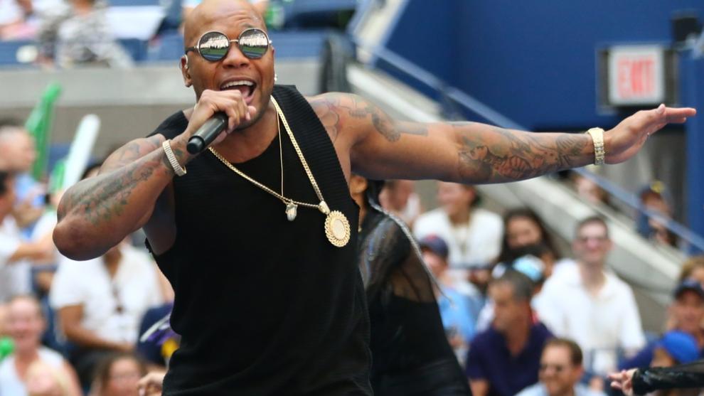 Emil Rengle, moment spectaculos alături de Flo Rida la UNTOLD 2026. Rapperul american i-a dat hainele sale și microfonul
