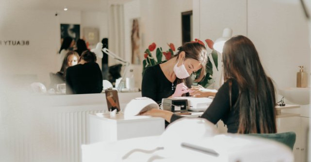 Stailer: România are un deficit de 10.000 de specialiști în domeniul manichiură-pedichiură