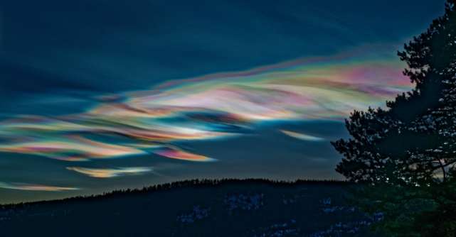 Din minunile naturii: Nori iridiscenti magici s-au înălțat deasupra Munților Altai