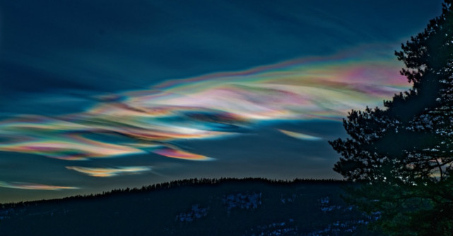 Din minunile naturii: Nori iridiscenti magici s-au înălțat deasupra Munților Altai