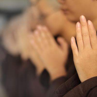 Ceea ce pierzi prin oameni, câștigi prin Dumnezeu: învață să te rogi și să lași sufletul să se vindece