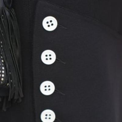 Fustele cu nasturi decorativi sunt atât de interesante