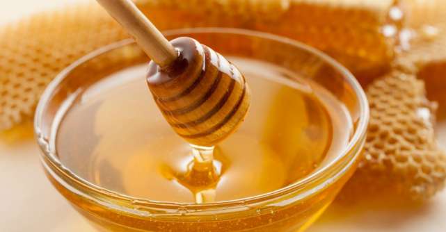 Mierea, ingredientul minune pentru par. Tratamente si masti de incercat acasa