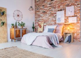 Dormitorul care te ajută să dormi mai bine: lumină, textile, culori, ordine