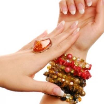 4 stiluri vestimentare,  4 modele de manichiura