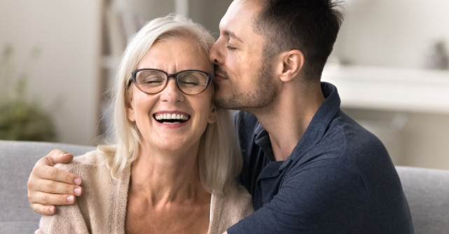 Ai un fiu adult? Nu te mai băga în relația lui! De ce limitele sănătoase sunt esențiale pentru toată familia