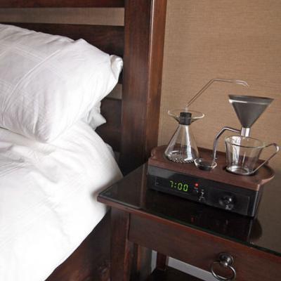 Video: Acest ceas desteptator te va trezi cu cafeaua gata preparata!