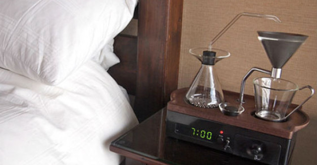 Video: Acest ceas desteptator te va trezi cu cafeaua gata preparata!