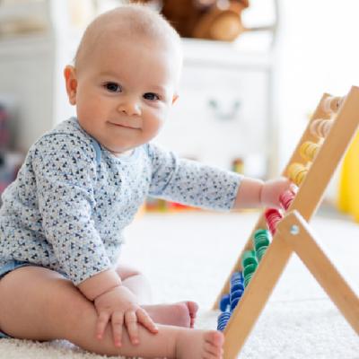 Dezvoltarea motricității fine și grosiere la sugari și câteva sfaturi pentru părinți 