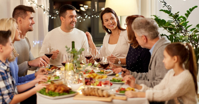 Cum să organizezi o cină specială pentru prieteni