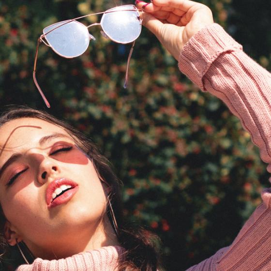 De ce să porți ochelari de soare și iarna: 3 variante super-șic de sezon