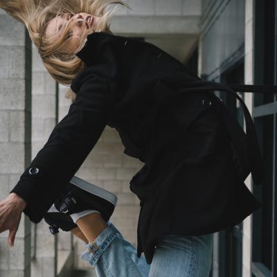 Trenciuri scurte lejere: ideale în orice sezon