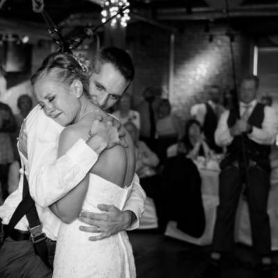 Surpriza vietii pentru mireasa: La primul lor dans, mirele paralizat s-a ridicat in picioare