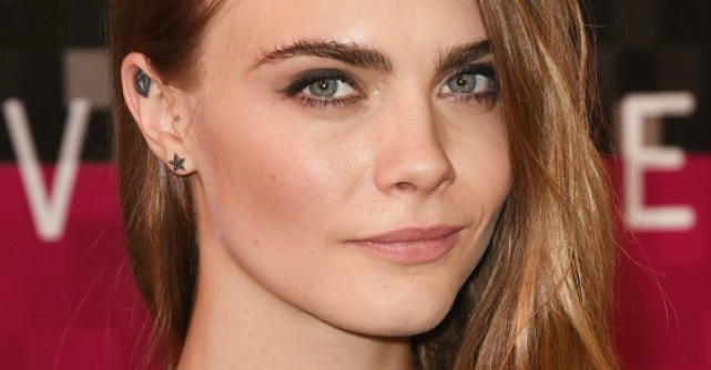 Cara Delevingne, noua ambasadoare Rimmel London